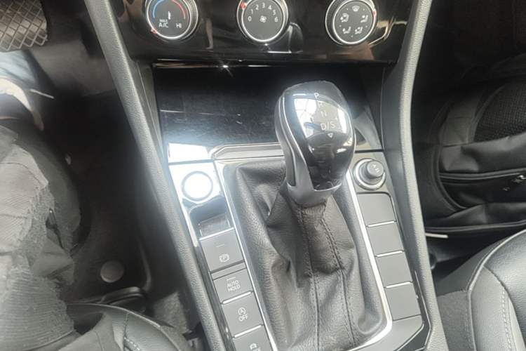 Used Volkswagen Sagitar 2022 280TSI DSG Flyover Edition Gear Lever