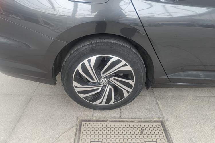 Used Volkswagen Sagitar 2022 280TSI DSG Flyover Edition Right Rear Wheel Hub