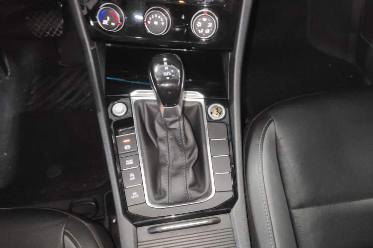 Used Volkswagen Sagitar 2022 280TSI DSG Excellence Edition Gear Lever