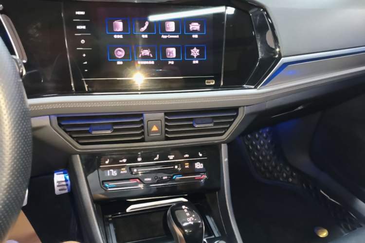 Used Volkswagen Sagitar 2022 280TSI DSG Excellence Edition Audio And AC Panel
