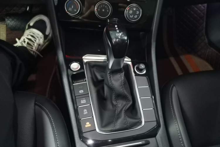 Used Volkswagen Sagitar 2022 280TSI DSG Excellence Edition Gear Lever