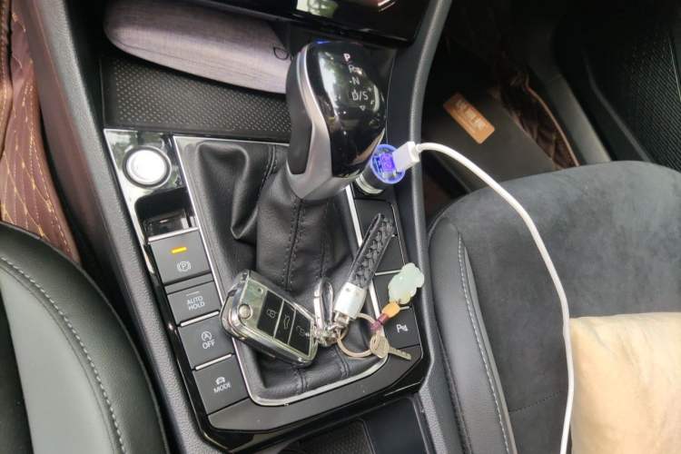 Used Volkswagen Sagitar 2022 280TSI DSG Excellence Edition Gear Lever