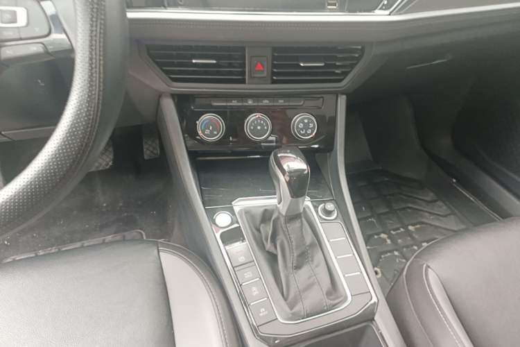 Used Volkswagen Sagitar 2022 280TSI DSG Flyover Edition Gear Lever