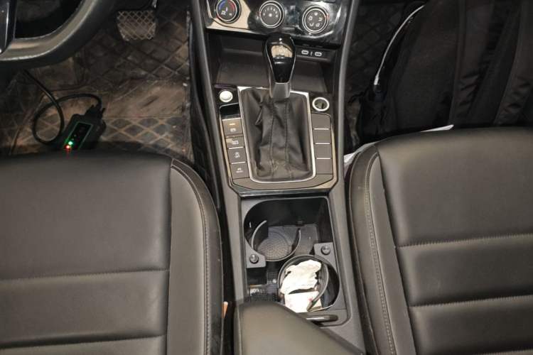 Used Volkswagen Sagitar 2022 280TSI DSG Excellence Edition Gear Lever