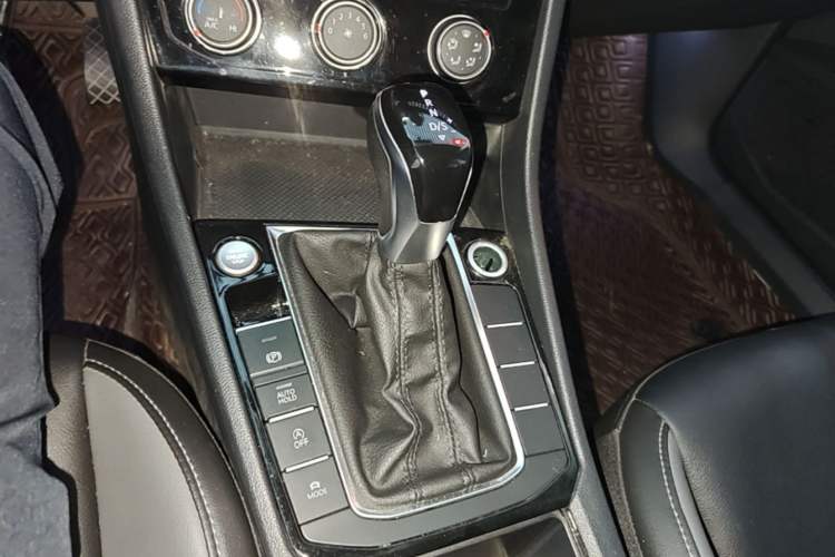 Used Volkswagen Sagitar 2022 280TSI DSG Excellence Edition Gear Lever