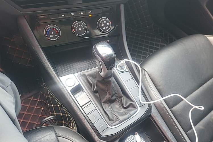 Used Volkswagen Sagitar 2022 280TSI DSG Excellence Edition Gear Lever