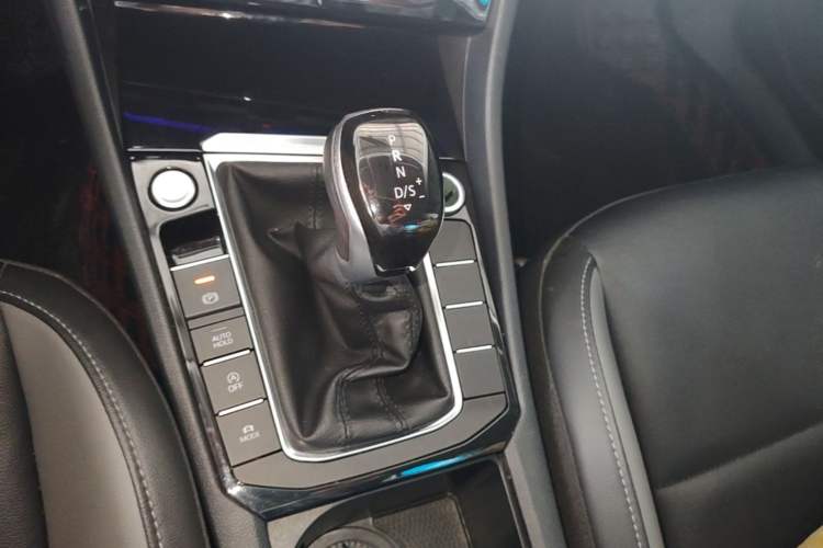 Used Volkswagen Sagitar 2022 280TSI DSG Flyover Edition Gear Lever