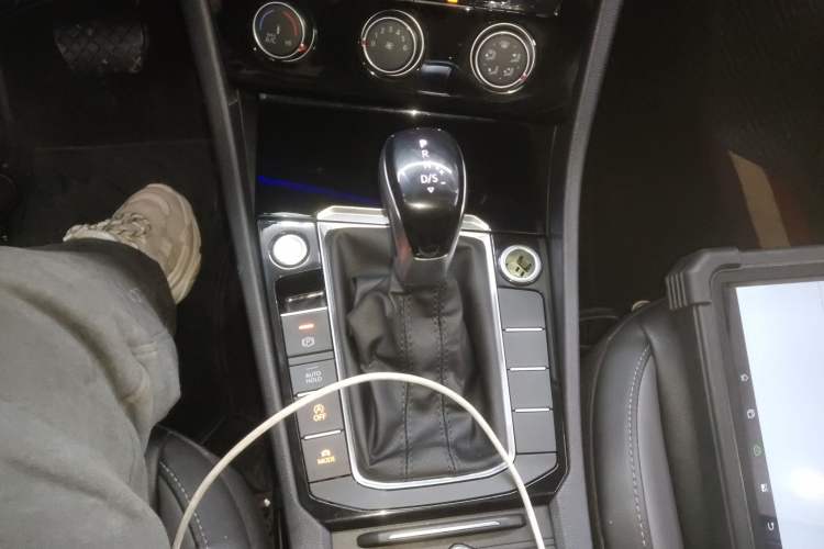Used Volkswagen Sagitar 2022 280TSI DSG Flyover Edition Gear Lever