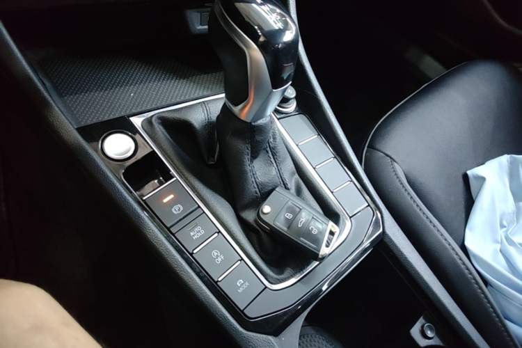 Used Volkswagen Sagitar 2022 280TSI DSG Excellence Edition Gear Lever