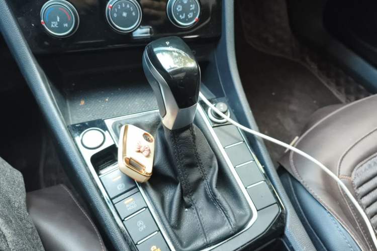 Used Volkswagen Sagitar 2022 280TSI DSG Excellence Edition Gear Lever