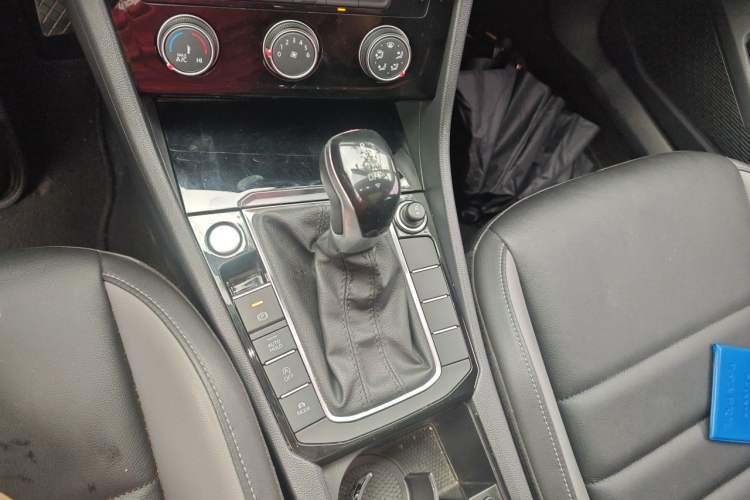 Used Volkswagen Sagitar 2022 280TSI DSG Excellence Edition Gear Lever
