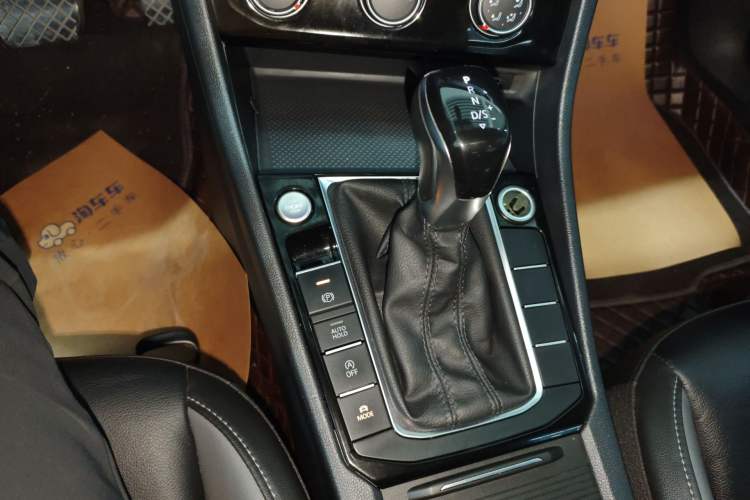 Used Volkswagen Sagitar 2022 280TSI DSG Excellence Edition Gear Lever