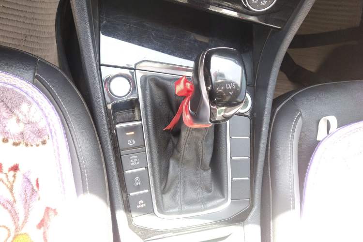 Used Volkswagen Sagitar 2022 280TSI DSG Flyover Edition Gear Lever