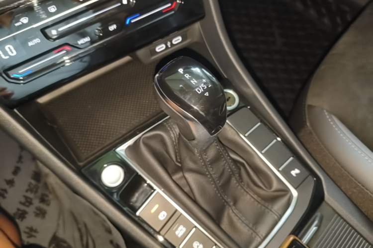 Used Volkswagen Sagitar 2022 280TSI DSG Excellence Edition Gear Lever