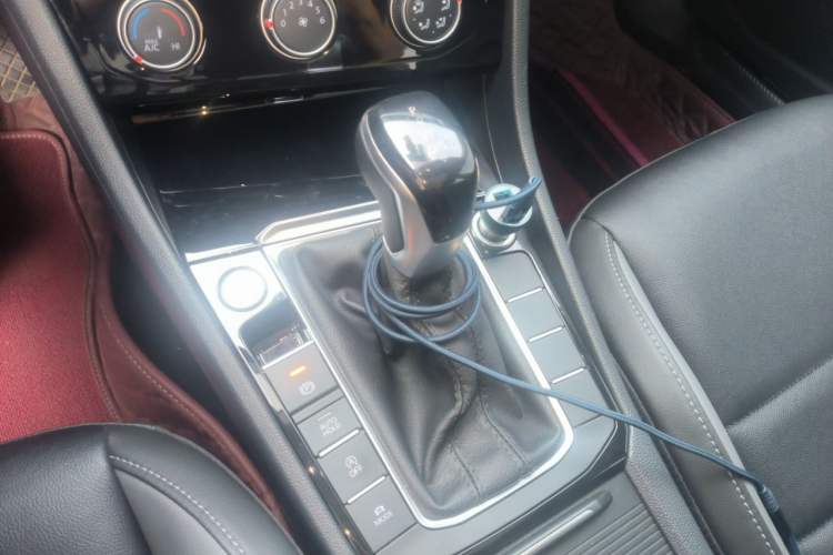 Used Volkswagen Sagitar 2022 280TSI DSG Excellence Edition Gear Lever