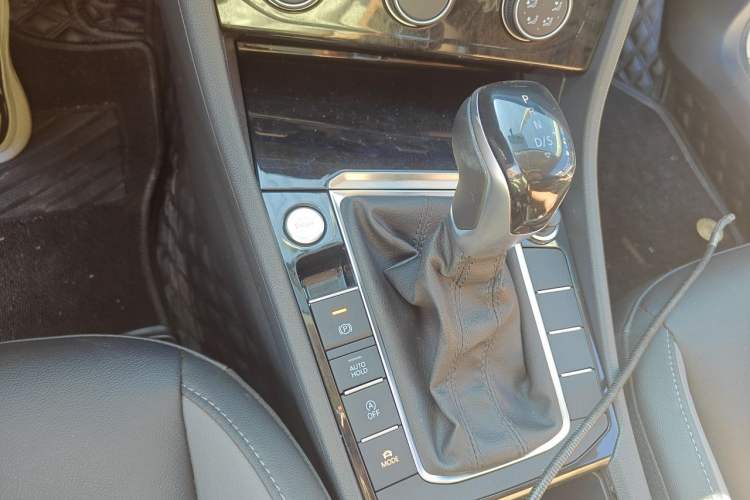 Used Volkswagen Sagitar 2022 200TSI DSG Excellence Edition Gear Lever