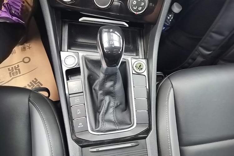 Used Volkswagen Sagitar 2022 280TSI DSG Flyover Edition Gear Lever