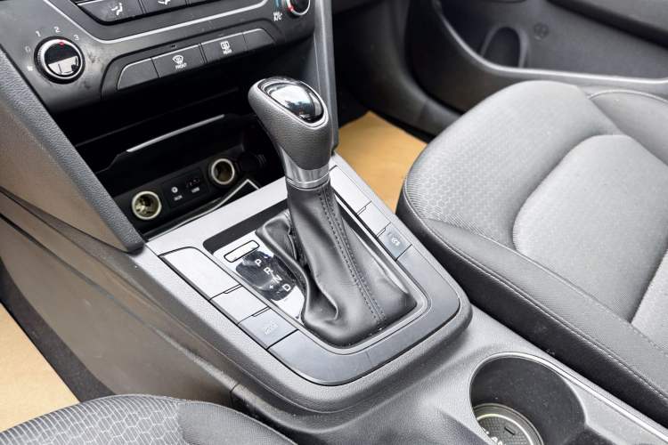 Used Volkswagen Sagitar 2022 280TSI DSG Flyover Edition Gear Lever