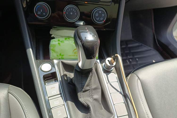 Used Volkswagen Sagitar 2022 280TSI DSG Flyover Edition Gear Lever
