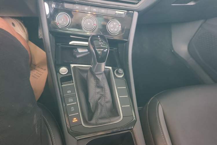 Used Volkswagen Sagitar 2022 280TSI DSG Flyover Edition Gear Lever
