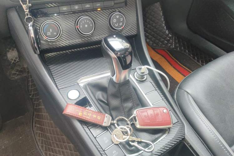 Used Volkswagen Sagitar 2022 280TSI DSG Flyover Edition Gear Lever