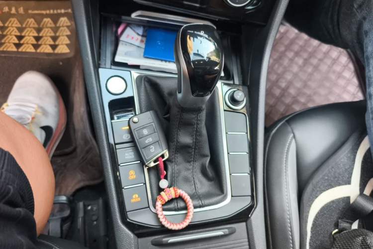 Used Volkswagen Sagitar 2022 280TSI DSG Flyover Edition Gear Lever