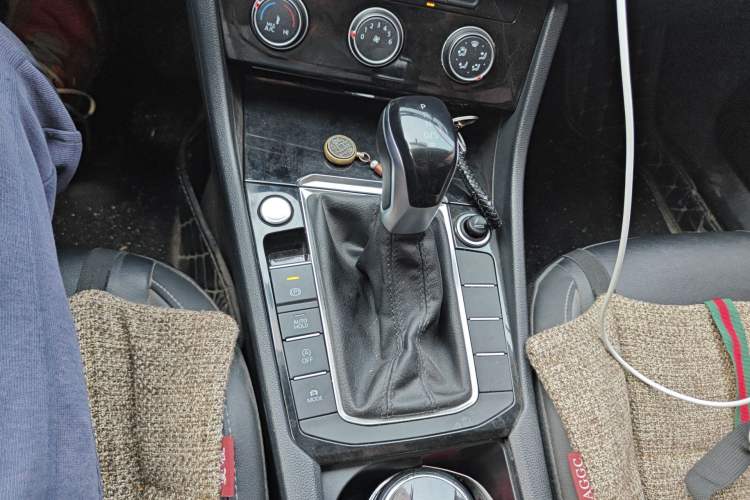 Used Volkswagen Sagitar 2022 280TSI DSG Flyover Edition Gear Lever