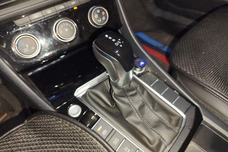Used Volkswagen Sagitar 2022 280TSI DSG Excellence Edition Gear Lever