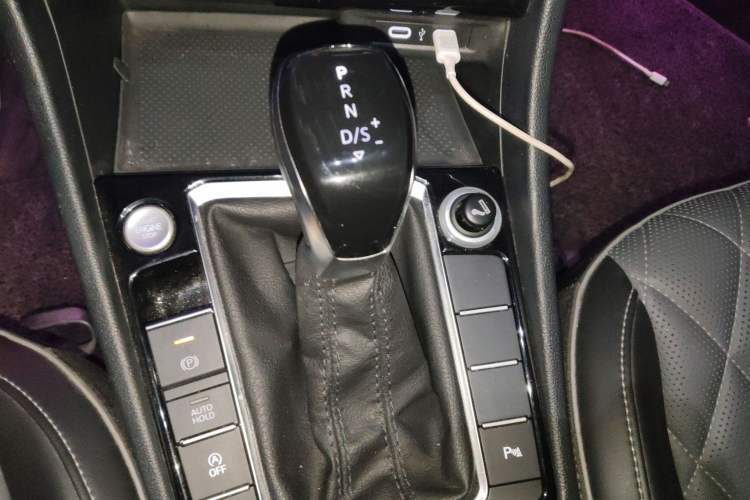 Used Volkswagen Sagitar 2022 280TSI DSG Excellence Edition Gear Lever