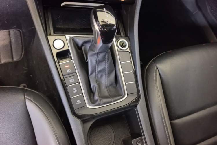Used Volkswagen Sagitar 2022 280TSI DSG Flyover Edition Gear Lever