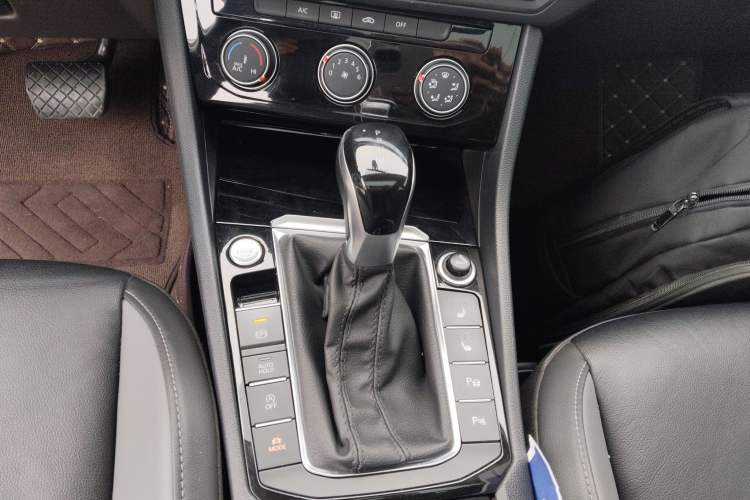 Used Volkswagen Sagitar 2022 280TSI DSG Flyover Edition Gear Lever