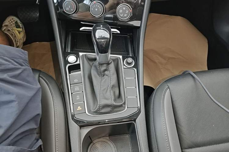 Used Volkswagen Sagitar 2022 200TSI DSG Flyover Edition Gear Lever