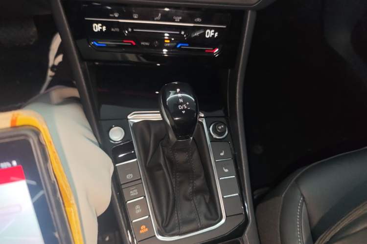 Used Volkswagen Sagitar 2022 280TSI DSG Flyover Edition Gear Lever