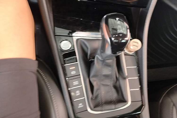 Used Volkswagen Sagitar 2022 200TSI DSG Flyover Edition Gear Lever