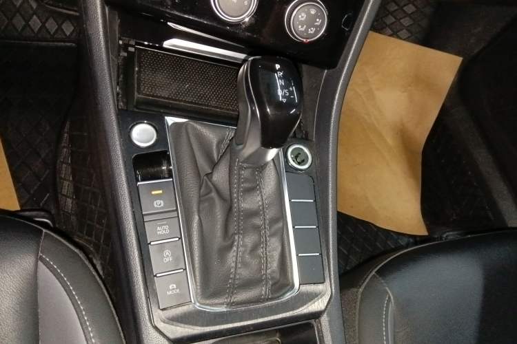Used Volkswagen Sagitar 2022 280TSI DSG Excellence Edition Gear Lever