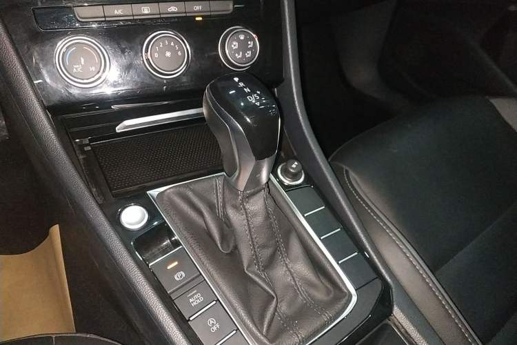 Used Volkswagen Sagitar 2022 280TSI DSG Flyover Edition Gear Lever