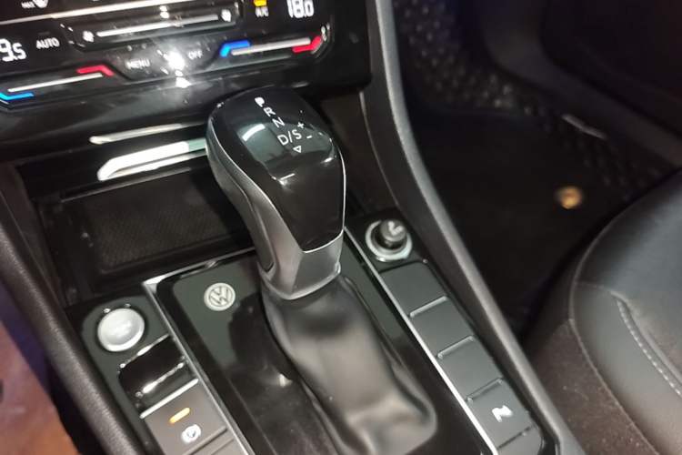 Used Volkswagen Sagitar 2022 280TSI DSG Excellence Edition Gear Lever