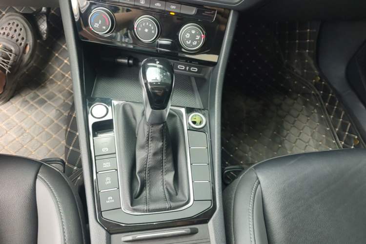 Used Volkswagen Sagitar 2022 280TSI DSG Excellence Edition Gear Lever