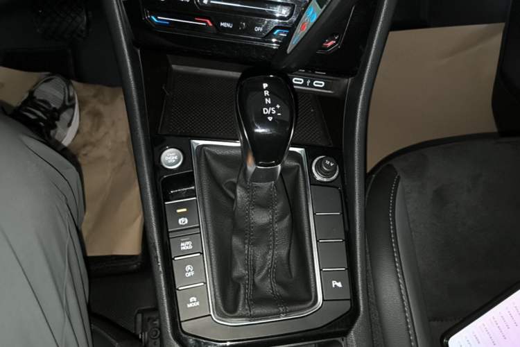 Used Volkswagen Sagitar 2022 280TSI DSG Excellence Edition Gear Lever
