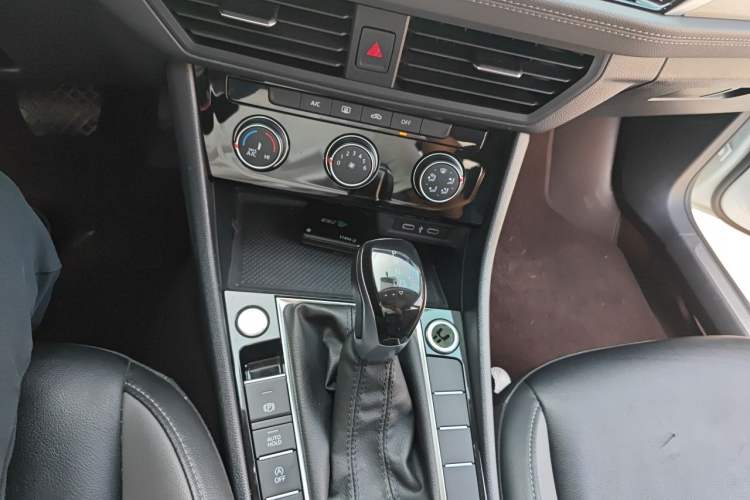 Used Volkswagen Sagitar 2022 280TSI DSG Excellence Edition Gear Lever