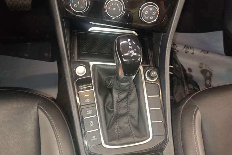 Used Volkswagen Sagitar 2022 280TSI DSG Excellence Edition Gear Lever