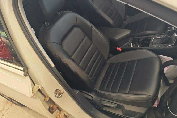 Used Volkswagen Sagitar 2022 280TSI DSG Excellence Edition Right Front Seat