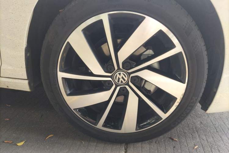 Used Volkswagen Sagitar 2022 280TSI DSG Excellence Edition Right Front Wheel Hub