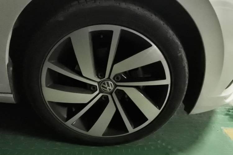 Used Volkswagen Sagitar 2022 280TSI DSG Excellence Edition Right Front Wheel Hub