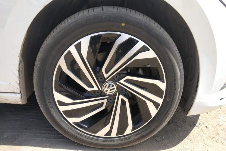 Used Volkswagen Sagitar 2022 280TSI DSG Flyover Edition Right Front Wheel Hub