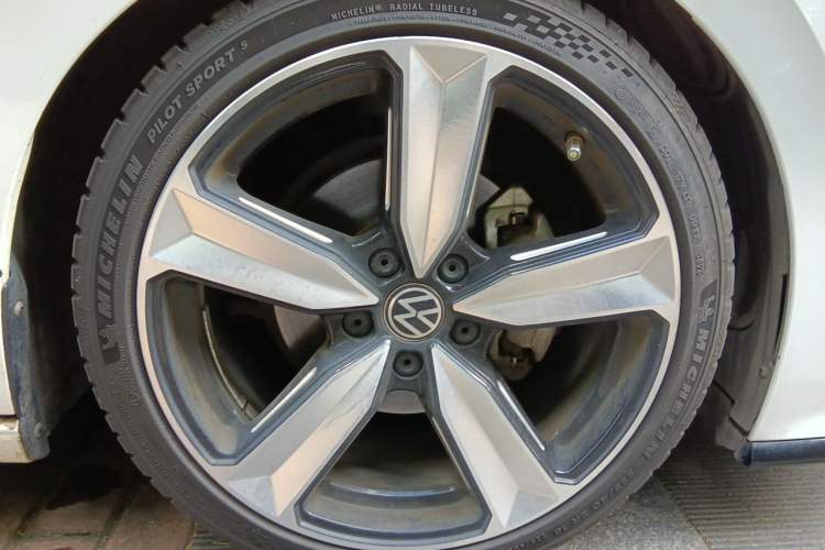 Used Volkswagen Sagitar 2022 280TSI DSG Excellence Edition Right Front Wheel Hub