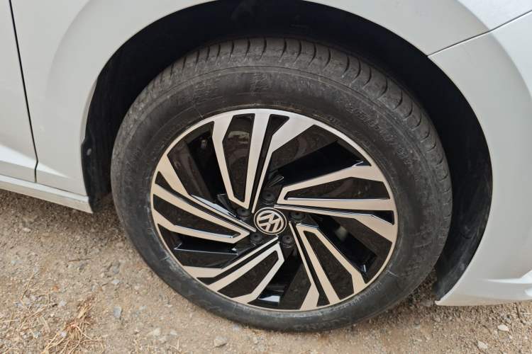 Used Volkswagen Sagitar 2022 280TSI DSG Flyover Edition Right Front Wheel Hub