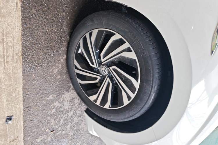 Used Volkswagen Sagitar 2022 280TSI DSG Excellence Edition Right Front Wheel Hub