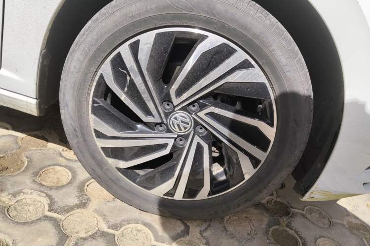 Used Volkswagen Sagitar 2022 280TSI DSG Excellence Edition Right Front Wheel Hub