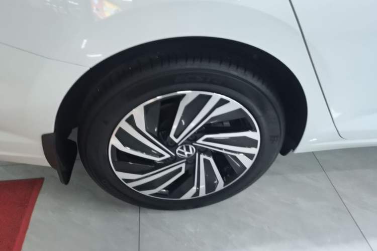 Used Volkswagen Sagitar 2022 280TSI DSG Excellence Edition Right Rear Wheel Hub